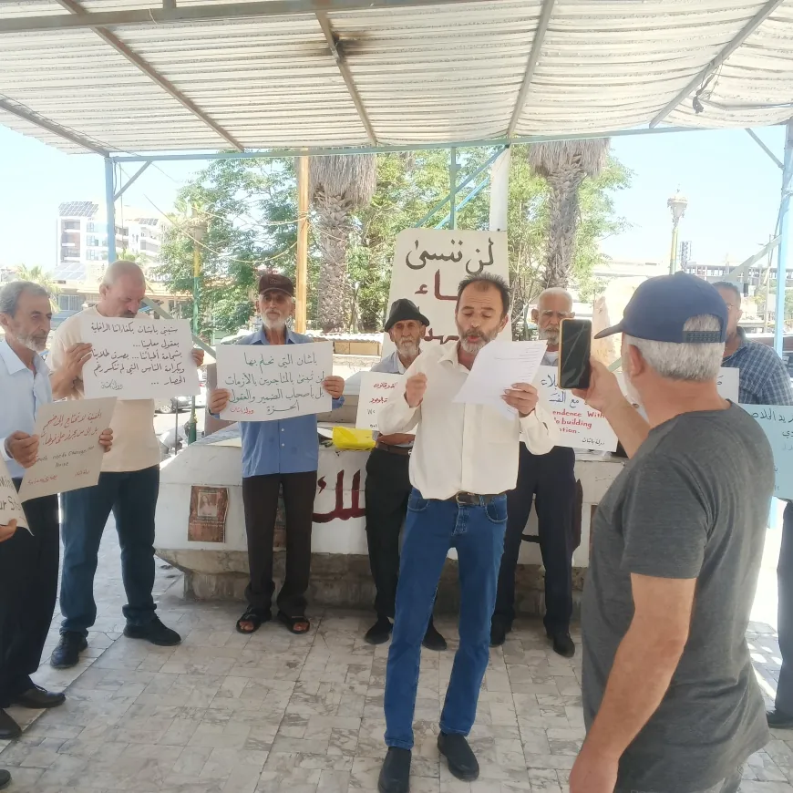 محتجون في السويداء يطالبون بسيادة القانون وتحقيق العدالة