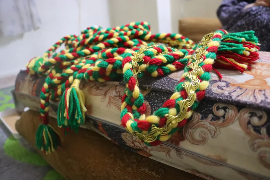 من الخيط إلى جدائل بألوان الأخضر والأحمر والأصفر