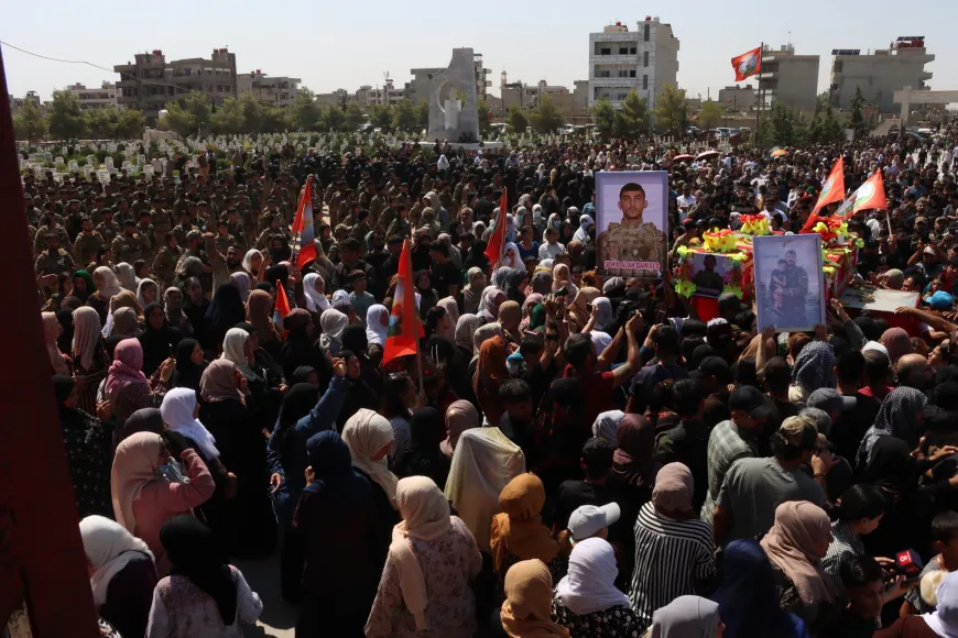 تشييع جثماني الشهيدين آرتيش وآلان في قامشلو بمشاركة الآلاف