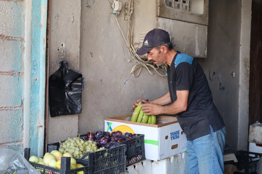 ببصيص من الرؤية.. مواطن يواجه الحياة بإرادة لا تعرف الاستسلام