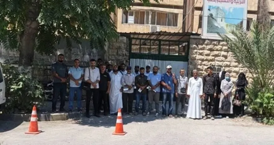 معلمو منبج يحتجون أمام مديرية التربية في حلب للمطالبة بحقوقهم