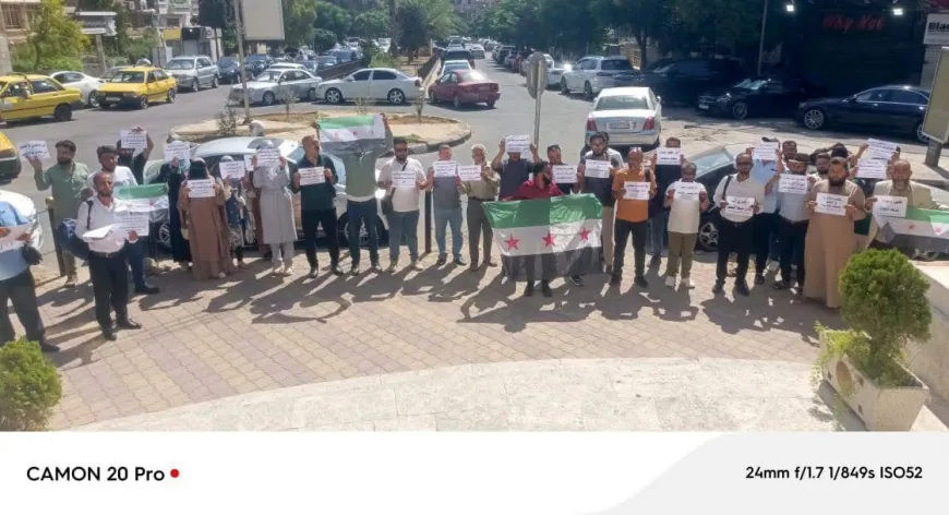 معلمون مفصولون من الرقة يحتجون أمام وزارة التربية في دمشق للمطالبة بإعادتهم إلى العمل