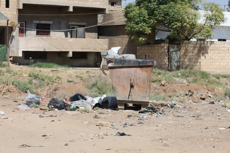 النفايات تحاصر الشوارع وقنوات تصريف المياه في مدينة جل آغا