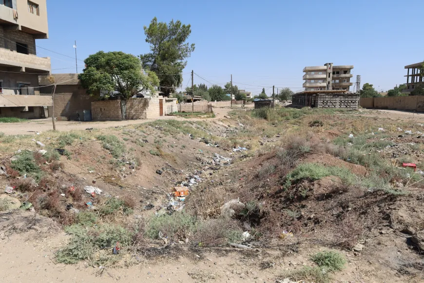 النفايات تحاصر الشوارع وقنوات تصريف المياه في مدينة جل آغا