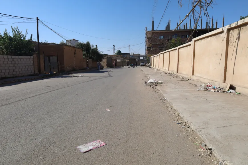 النفايات تحاصر الشوارع وقنوات تصريف المياه في مدينة جل آغا