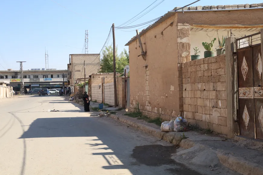 النفايات تحاصر الشوارع وقنوات تصريف المياه في مدينة جل آغا
