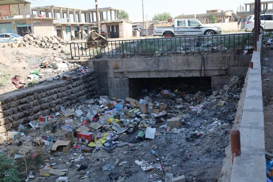 النفايات تحاصر الشوارع وقنوات تصريف المياه في مدينة جل آغا