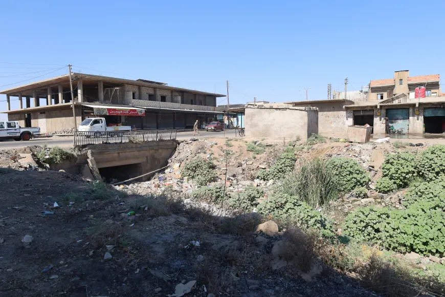 النفايات تحاصر الشوارع وقنوات تصريف المياه في مدينة جل آغا