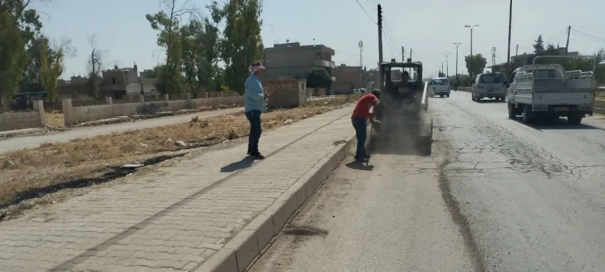 النفايات تحاصر الشوارع وقنوات تصريف المياه في مدينة جل آغا