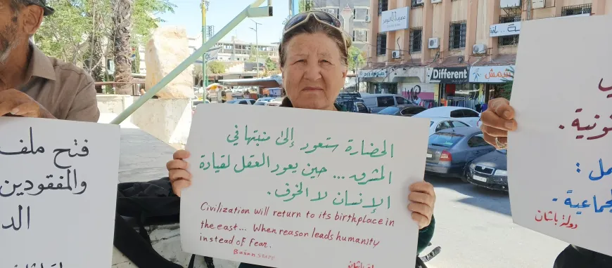 احتجاجات في ساحة الكرامة رفضاً لفرض تقديم الطلاب في مناطق غير آمنة