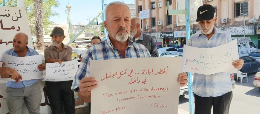 احتجاجات في ساحة الكرامة رفضاً لفرض تقديم الطلاب في مناطق غير آمنة