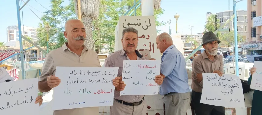 احتجاجات في ساحة الكرامة رفضاً لفرض تقديم الطلاب في مناطق غير آمنة