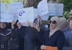 معلمون مفصولون يحتجون أمام تربية حمص للمطالبة بإعادتهم إلى العمل
