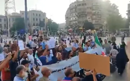 وقفة احتجاجية في حلب تطالب بإعادة المفصولين من وظائفهم وإنصافهم