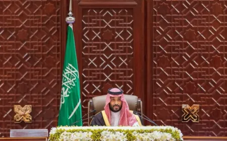 ولي عهد السعودية وقائد القيادة المركزية الأميركية يبحثان آخر التطورات
