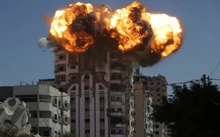 انهيار مبنى متصدع في غزة يوقع 10 قتلى وأكثر من 60 مفقوداً