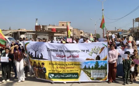طلاب وأمهات في كوباني يرفضون تقليص دروس اللغة الكردية