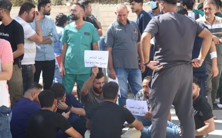 عاملون مندمجون في القطاع الصحي يحتجون على تأخر دفع مستحقاتهم