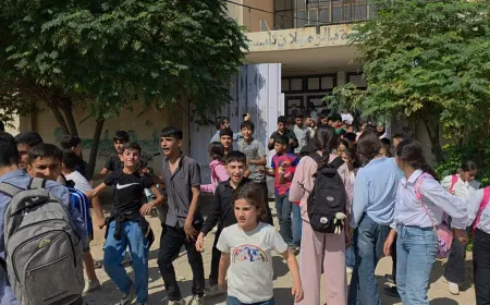 طلبة مدرسة الجلاء في كركي لكي يحتجون رفضاً لمنعهم من التحدث بالكردية