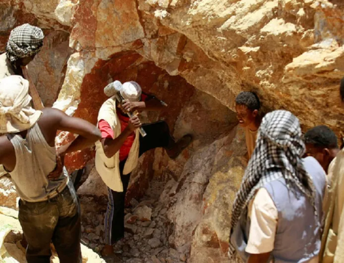 مقتل 10 أشخاص في انهيار منجم للذهب بالسودان