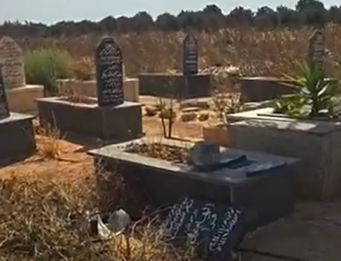 تخريب شواهد قبور في مقبرة بحمص يثير استياء الأهالي
