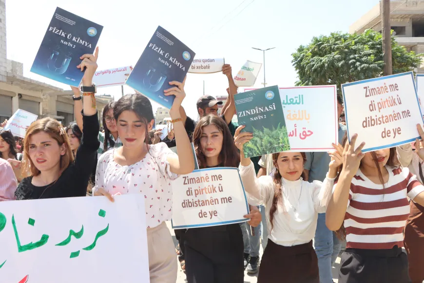 مظاهرة حاشدة في كوباني لضمان حق التعلّم باللغة الأم