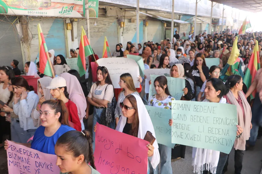مظاهرة حاشدة في الدرباسية للمطالبة بتثبيت اللغة الكردية في الدستور السوري