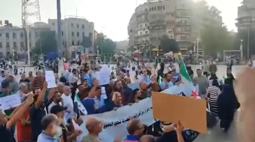 وقفة احتجاجية في حلب تطالب بإعادة المفصولين من وظائفهم وإنصافهم