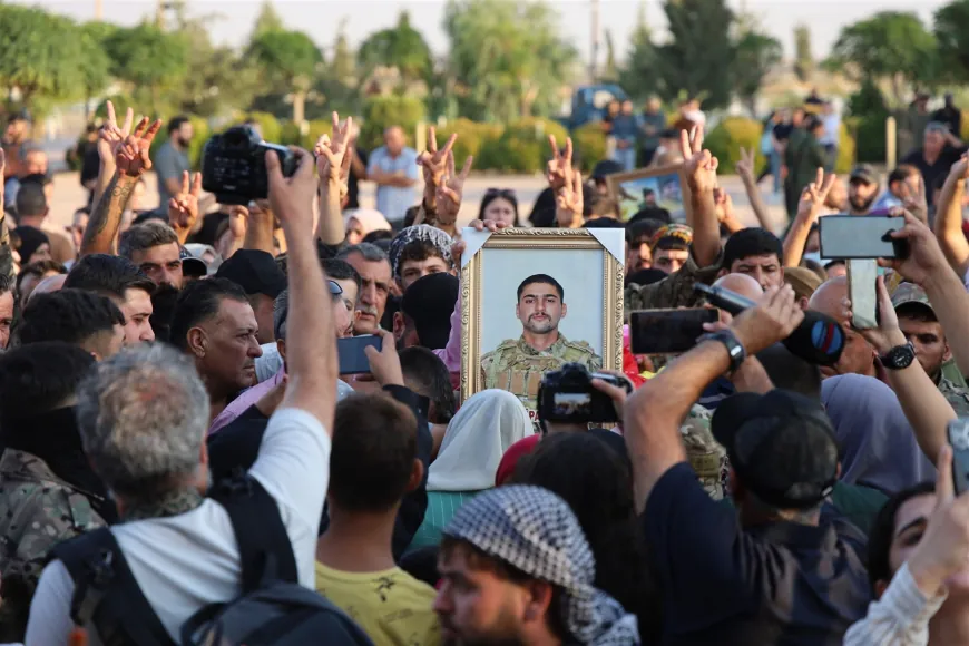 الآلاف يشيعون جثمان الشهيد سيبان حسكة