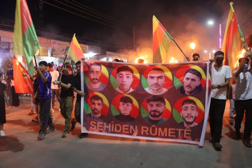 مسيرة بالمشاعل في كركي لكي وفاءً للشهيد سيبان وشهداء حريق سجن كوباني