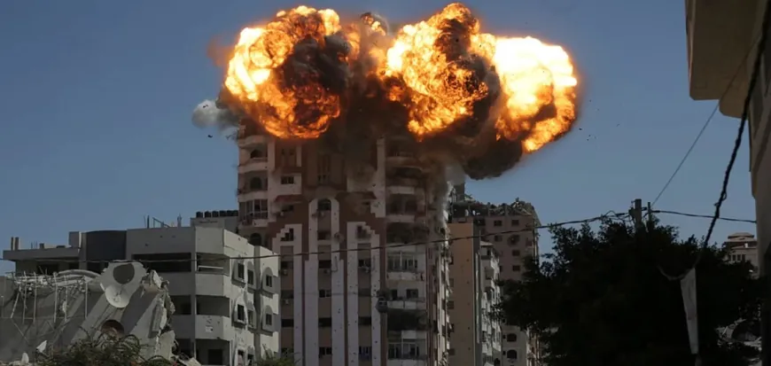 انهيار مبنى متصدع في غزة يوقع 10 قتلى وأكثر من 60 مفقوداً