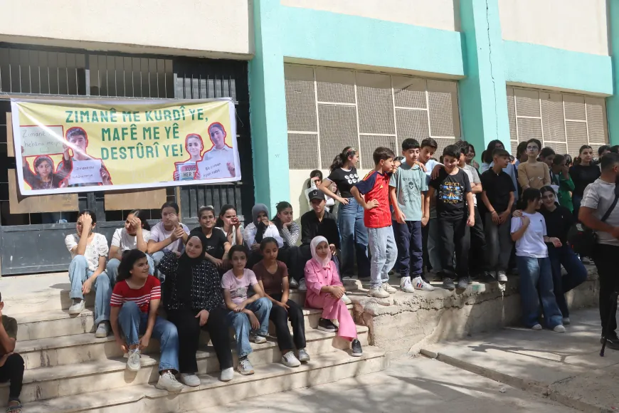 طلاب قامشلو وديرك ورميلان يتمسكون بتدريس المناهج باللغة الكردية 