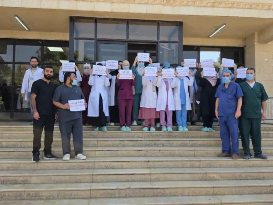 أطباء مشفى في دير الزور يجددون المطالبة بصرف مستحقاتهم المتأخرة