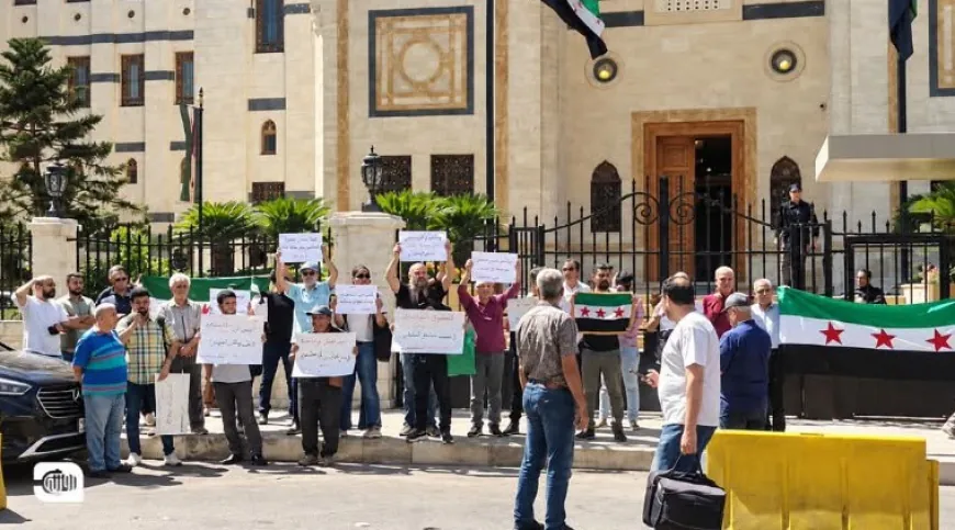 احتجاجات في دمشق ودير الزور والحسكة رفضاً لرفع أسعار المحروقات وتردّي الواقع الخدمي