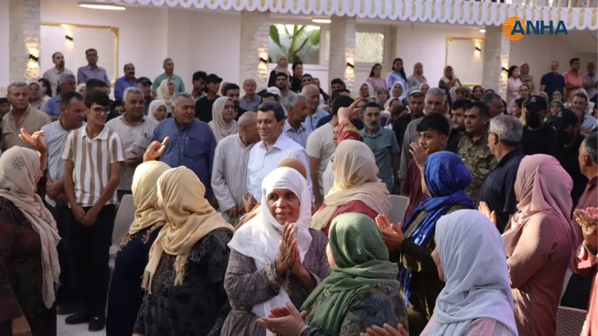 مظلوم عبدي يعقد اجتماعاً جماهيرياً في كوباني لبحث آخر التطورات والمستجدات في المنطقة