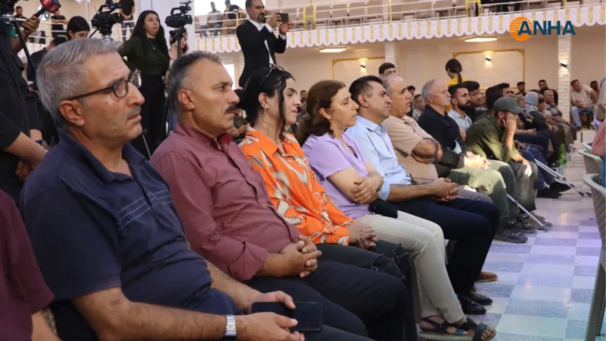 مظلوم عبدي يعقد اجتماعاً جماهيرياً في كوباني لبحث آخر التطورات والمستجدات في المنطقة