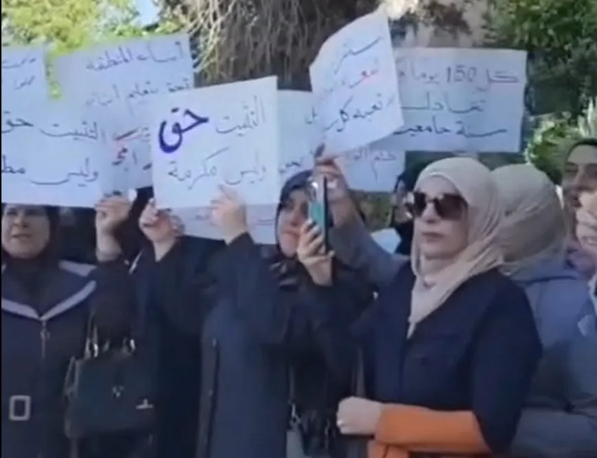 معلمون مفصولون يحتجون أمام تربية حمص للمطالبة بإعادتهم إلى العمل