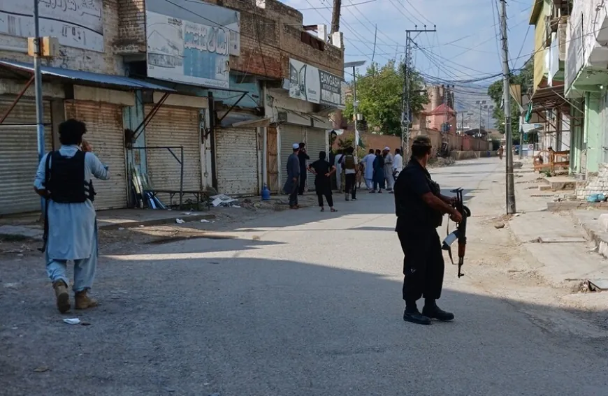 16 قتيلاً وأكثر من 50 مصاباً بتفجير استهدف مسجداً ومنشأة أمنية في باكستان