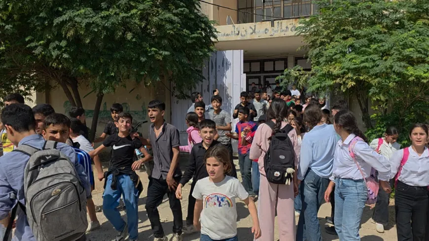 طلبة مدرسة الجلاء في كركي لكي يحتجون رفضاً لمنعهم من التحدث بالكردية