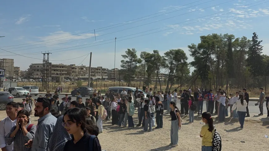 طلبة مدرسة الجلاء في كركي لكي يحتجون رفضاً لمنعهم من التحدث بالكردية