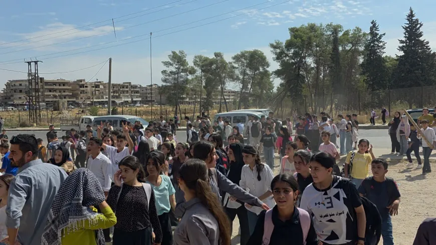 طلبة مدرسة الجلاء في كركي لكي يحتجون رفضاً لمنعهم من التحدث بالكردية