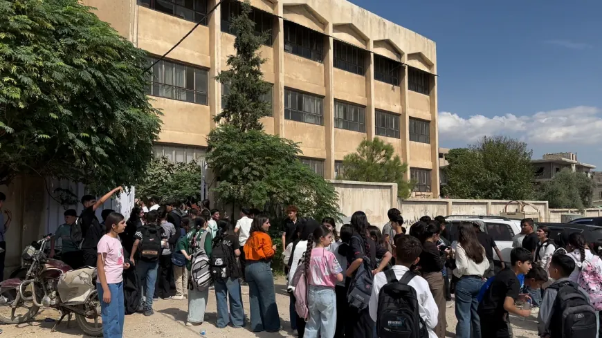 طلبة مدرسة الجلاء في كركي لكي يحتجون رفضاً لمنعهم من التحدث بالكردية