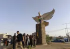 نساء وفتيات في الحسكة يعلّقن ضفيرة في دوار الحمامة
