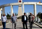 مظلوم عبدي يزور مزار الشهيد إسماعيل في عامودا برفقة أسر الشهداء