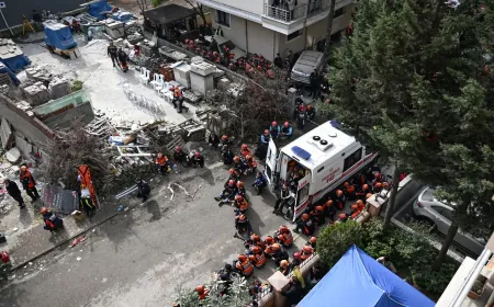 فقد 5 أشخاص حياتهم في انهيار جزئي لمبنى في إسطنبول
