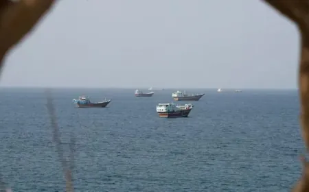 غرق سفينة حاويات قرب مضيق هرمز بعد إصابتها بمقذوف