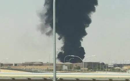 الحوثيون يعلنون استهداف مطار الملك خالد في الرياض بصاروخ باليستي