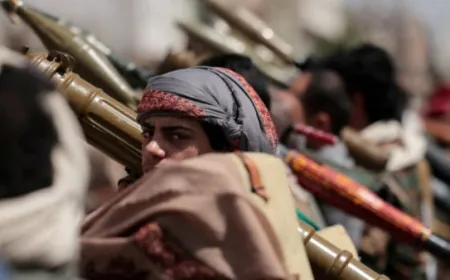 مقتل 18 على الأقل في هجوم للحوثيين على معسكر لقوات الحكومة المركزية