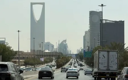 السعودية تعلن اعتراض مسيّرات وصواريخ والحوثيون يجددون التهديد باستهداف مطار الرياض
