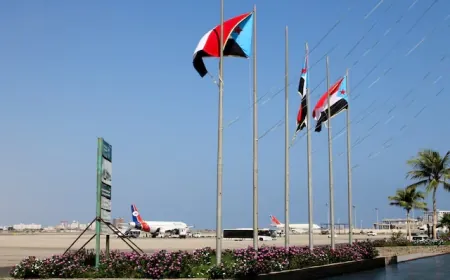 الحوثيون يقصفون مطار عدن في اليمن